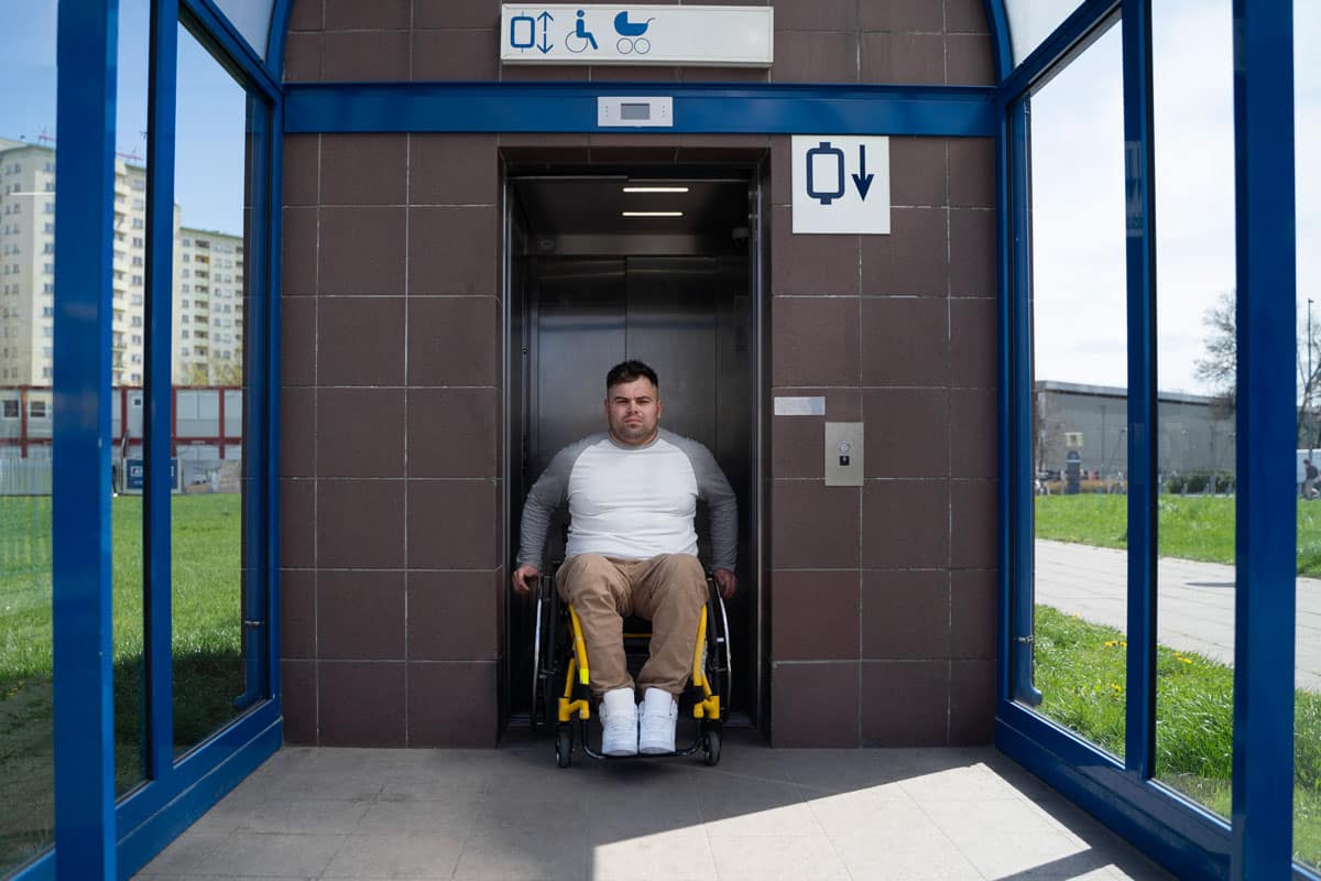 نقش آسانسور هیدرولیک در تسهیلات افراد معلول